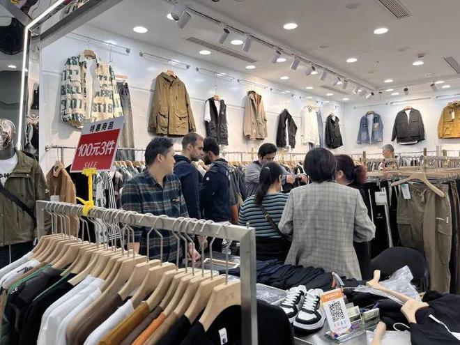 冲上热搜！外CQ9电子 CQ9传奇电子国运动员组团逛杭州四季青开口就是对半砍！店主：他们太会了(图10)