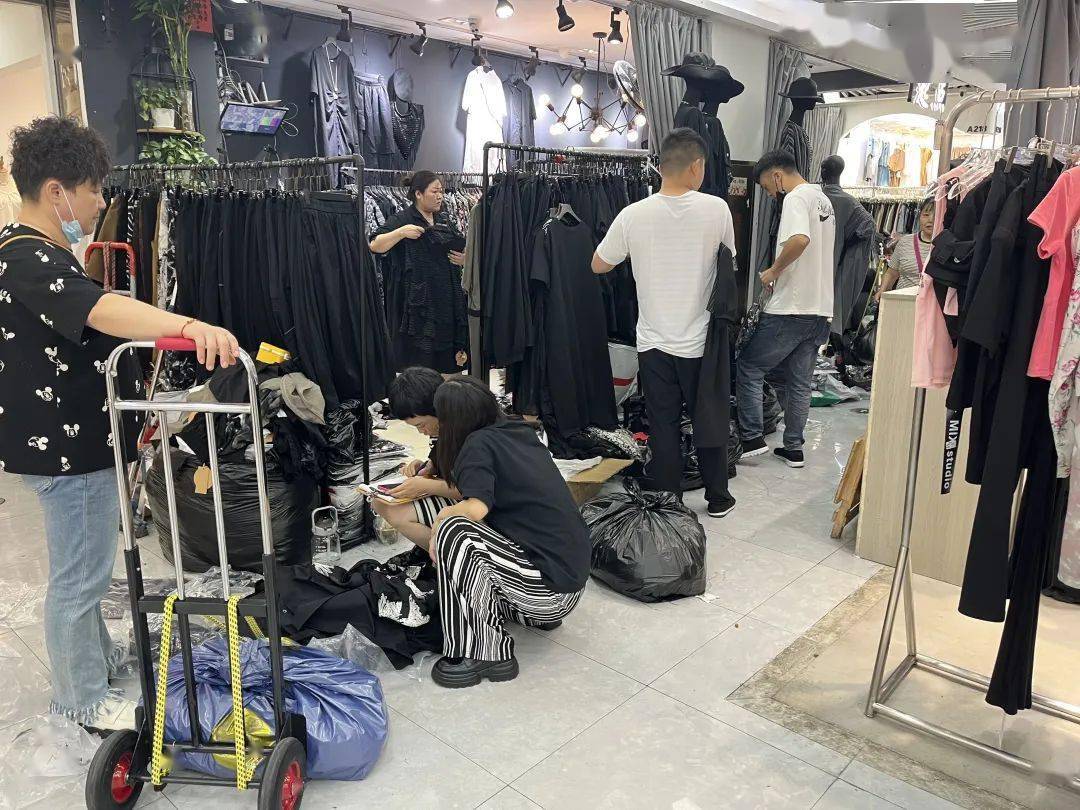 实地探访杭州四季青！外CQ9电子 CQ9传奇电子贸萎缩电商兴起！外贸人订单变少的原因就在这里