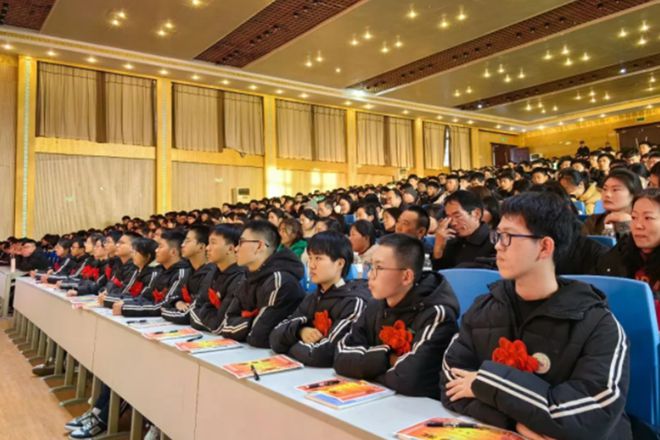 CQ9电子 CQ9传奇电子表彰催奋进 蓄势攀高峰——潢川县黄冈实验学校召开高二年级上学期期中总结暨信阳市统考表优会(图2)