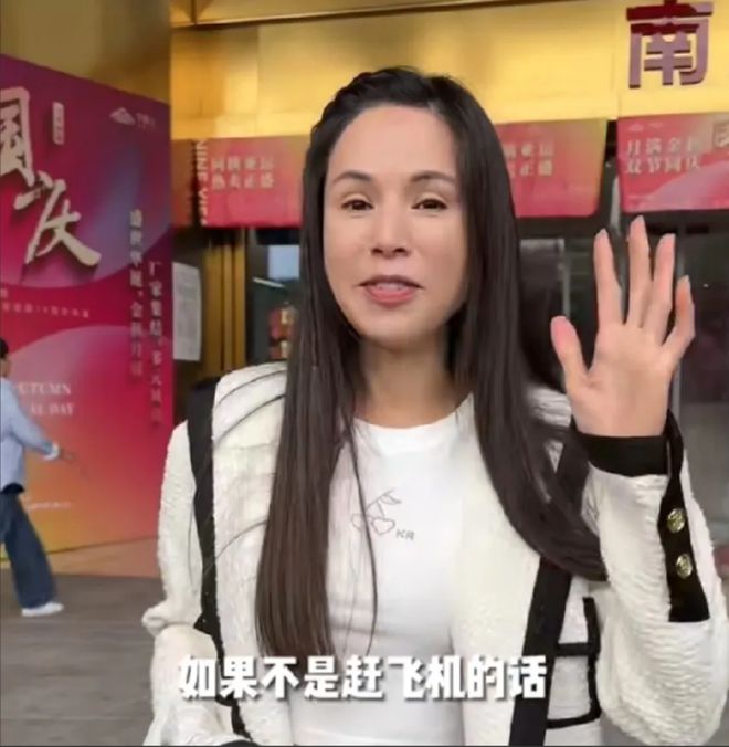 CQ9电子 CQ9传奇电子李若彤现身杭州四季青批发市场疯砍2