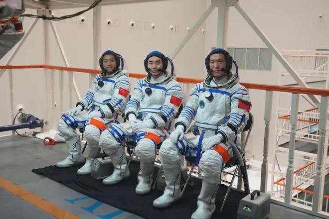 我国飞得最久的航天员叶光富二度飞天：8岁CQ9电子 CQ9传奇电子丧父农民妈妈培养他(图2)